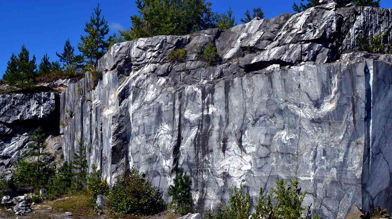 Отвесные стены мраморного каньона Рускеала в Карелии